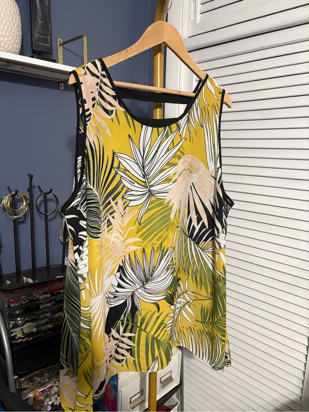 new directions Yellow & White Tropical Leaf Sleeveless Blouse